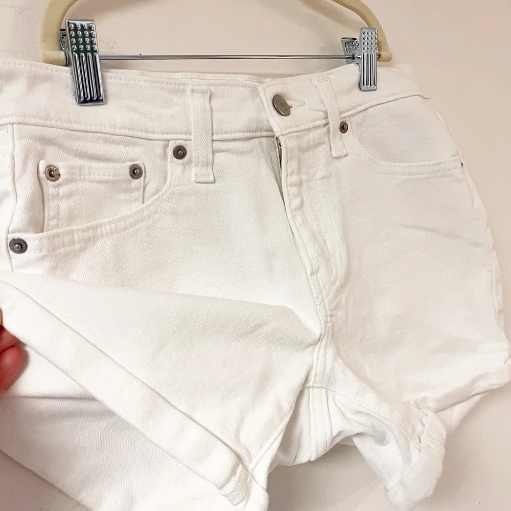 LEVIS Mid Length White Denim Shorts size 28/6 Cuffed Zipper Fly - Picture 5 of 11